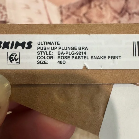 SKIMS Pink Snake-Print Ultimate push-up 40D - Picture 7 of 7